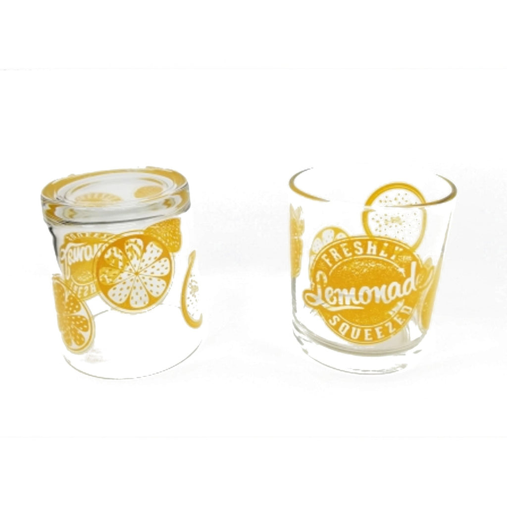 6 gafas amarillas limonada en las tiras de la mesa de vidrio lavables en el lavavajillas