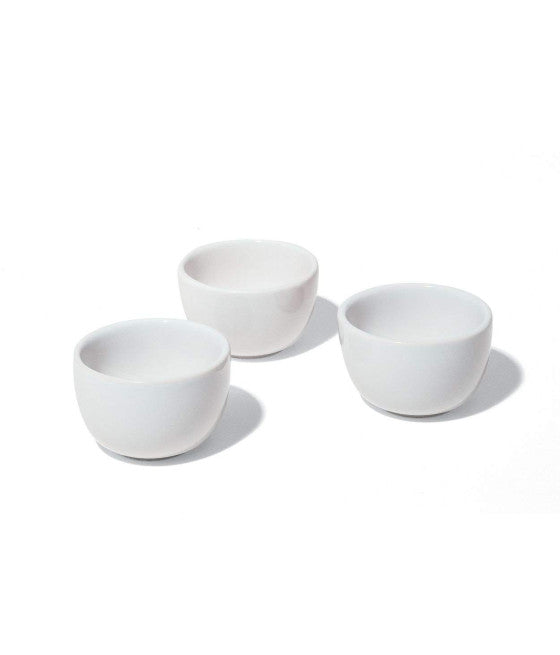 Tris de frascos de vidrio con pinturas de tapa de colores sal de azúcar dulce café