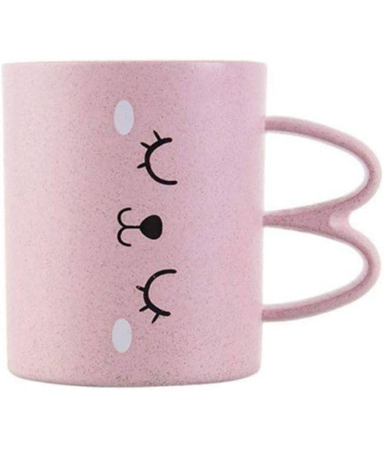 6 gafas amarillas limonada en las tiras de la mesa de vidrio lavables en el lavavajillas