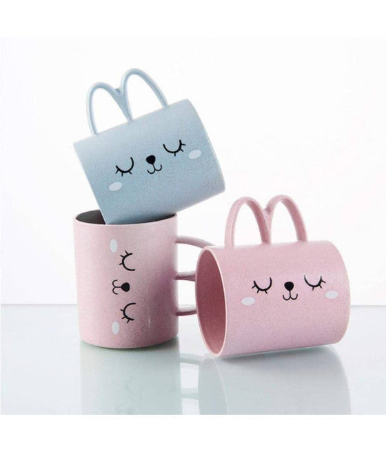 6 gafas amarillas limonada en las tiras de la mesa de vidrio lavables en el lavavajillas